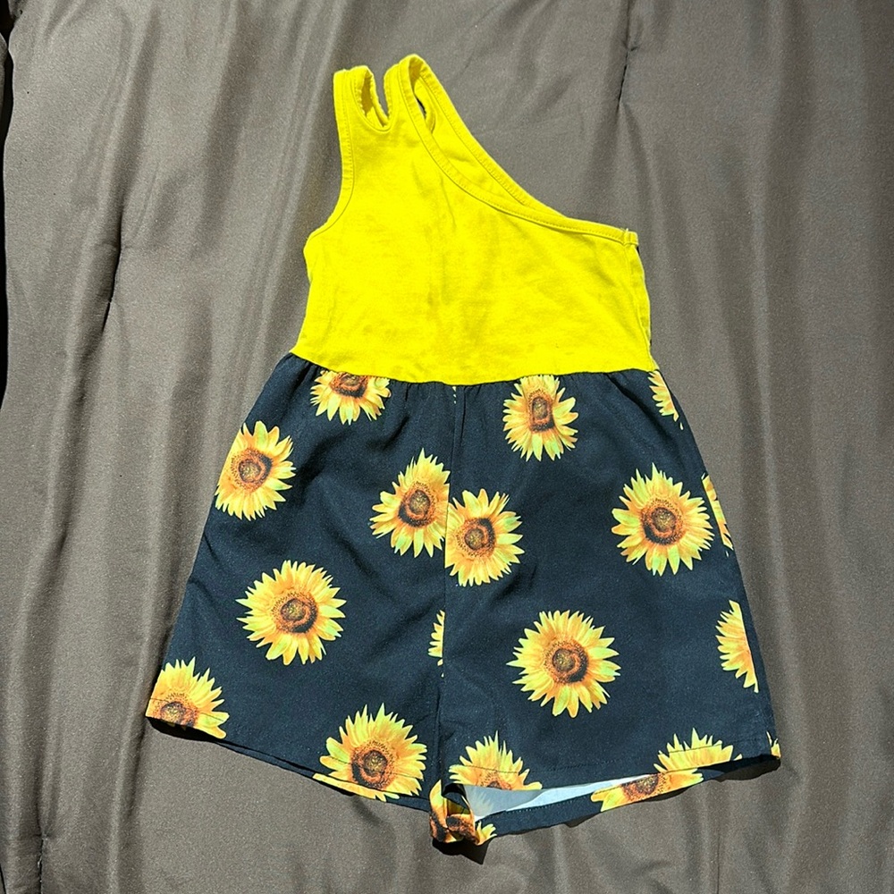 I’m selling a one shoulder romper size 18 months